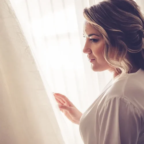 Novia posando con peinado realizado por Morla Estilistas