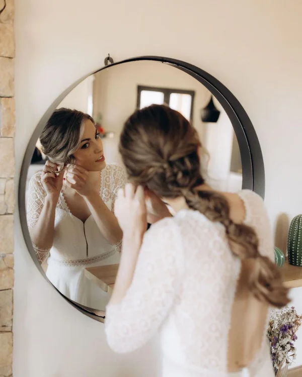Novia con peinado de trenza con últimos retoques